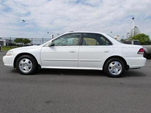 Photo of a 1998-2002 Honda Accord in Taffeta White (paint color code NH578