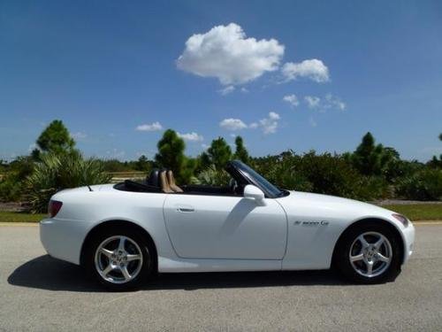 Photo Image Gallery & Touchup Paint: Honda S2000 in Grand Prix White  (NH565)  YEARS: 2008-2009