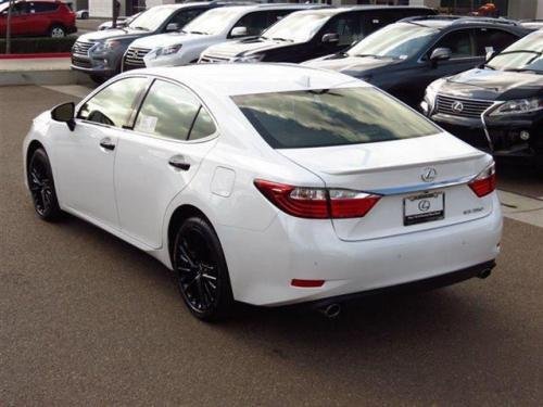 Photo Image Gallery & Touchup Paint: Lexus ES in Ultra White   (083)  YEARS: 2015-2015