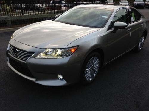 Photo Image Gallery & Touchup Paint: Lexus ES in Atomic Silver   (1J7)  YEARS: 2015-2017