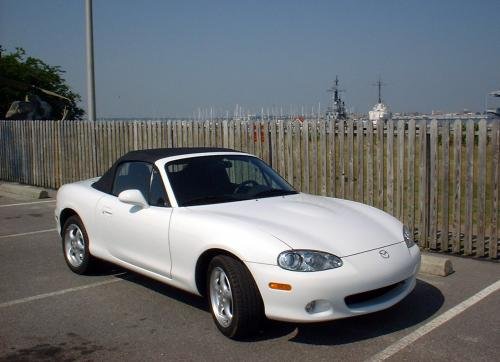 Photo of a 1999-2000 Mazda Miata in White (paint color code PT