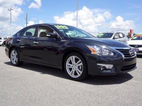 Photo of a 2015 Nissan Altima in Storm Blue (paint color code RBD