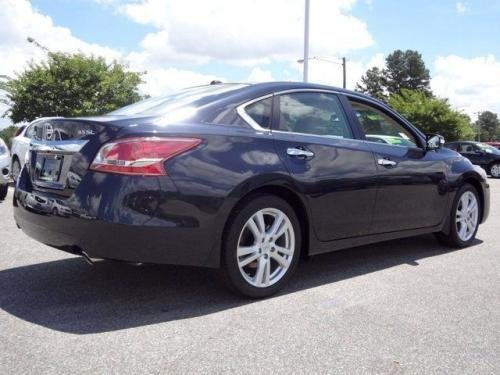 Photo of a 2013 Nissan Altima in Storm Blue (paint color code RBD