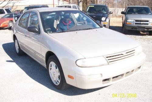 Photo of a 1993-1997 Nissan Altima in Beige Pearl (paint color code KJ1