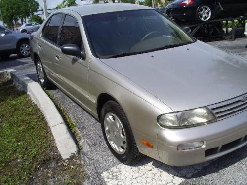 Photo of a 1993-1997 Nissan Altima in Beige Pearl (paint color code KJ1