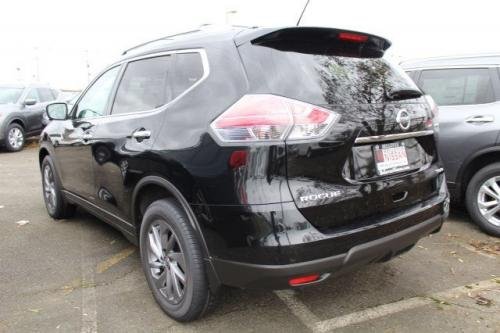 Photo of a 2016-2018 Nissan Rogue in Magnetic Black Pearl (paint color code G41