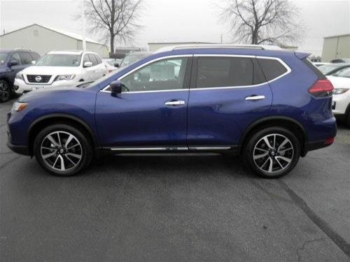 Photo of a 2017-2018 Nissan Rogue in Caspian Blue Metallic (paint color code RBY