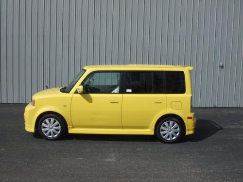 Photo Image Gallery & Touchup Paint: Scion XB in Solar Yellow   (576)  YEARS: 2005-2005