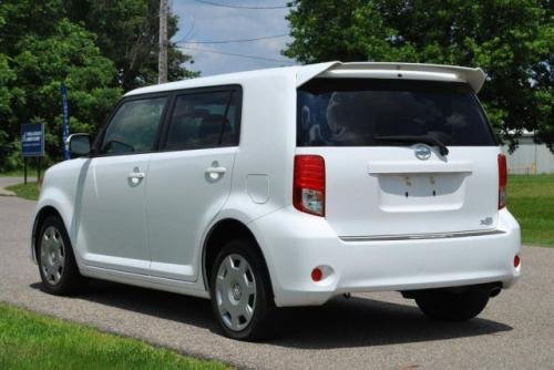 Photo Image Gallery & Touchup Paint: Scion XB in Super White   (040)  YEARS: 2008-2015