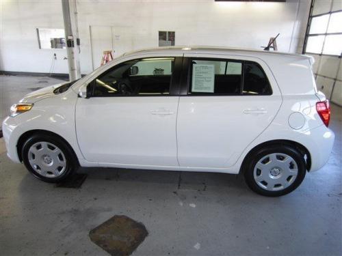 Photo Image Gallery & Touchup Paint: Scion XD in Super White   (040)  YEARS: 2008-2014