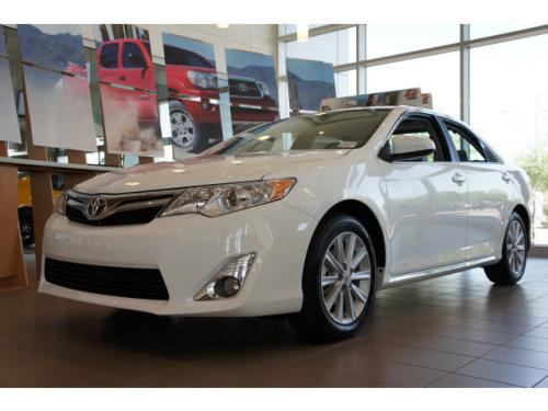Photo Image Gallery & Touchup Paint: Toyota Camry in Super White   (040)  YEARS: 2012-2017