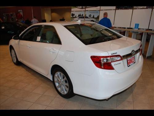 Photo Image Gallery & Touchup Paint: Toyota Camry in Super White   (040)  YEARS: 2012-2017