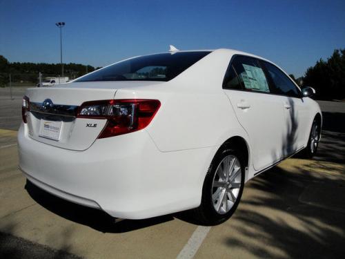 Photo Image Gallery & Touchup Paint: Toyota Camry in Super White   (040)  YEARS: 2012-2017