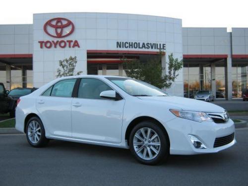 Photo Image Gallery & Touchup Paint: Toyota Camry in Super White   (040)  YEARS: 2012-2017