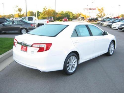 Photo Image Gallery & Touchup Paint: Toyota Camry in Super White   (040)  YEARS: 2012-2017
