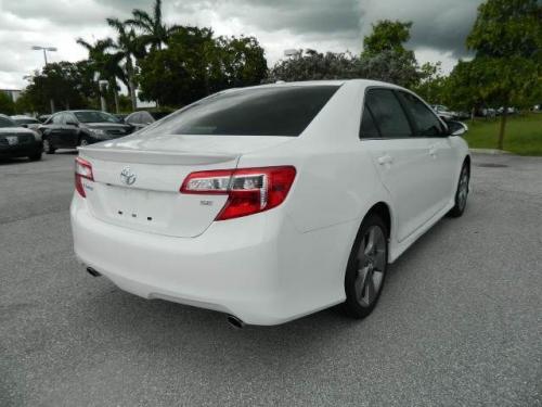 Photo Image Gallery & Touchup Paint: Toyota Camry in Super White   (040)  YEARS: 2012-2017