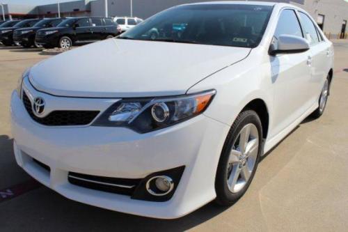 Photo Image Gallery & Touchup Paint: Toyota Camry in Super White   (040)  YEARS: 2012-2017
