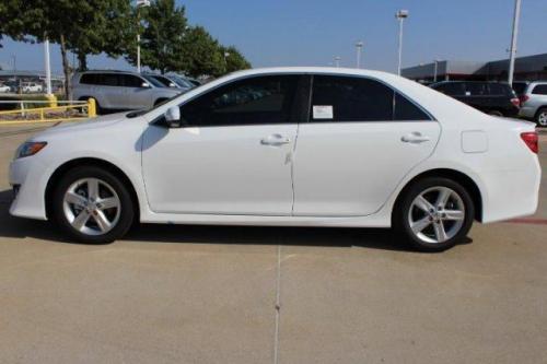 Photo Image Gallery & Touchup Paint: Toyota Camry in Super White   (040)  YEARS: 2012-2017