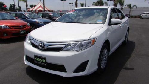 Photo Image Gallery & Touchup Paint: Toyota Camry in Super White   (040)  YEARS: 2012-2017