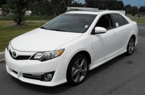 Photo Image Gallery & Touchup Paint: Toyota Camry in Super White   (040)  YEARS: 2012-2017