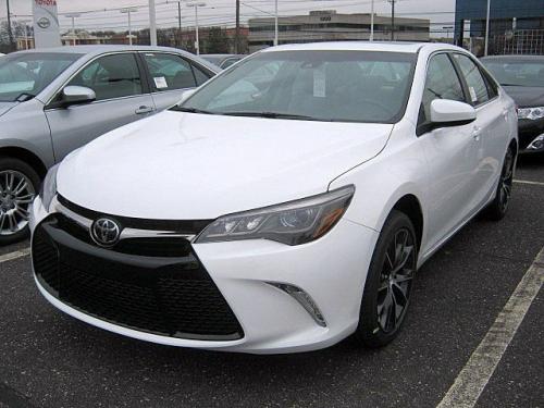 Photo Image Gallery: Toyota Camry in Blizzard Pearl   (070)  YEARS: -