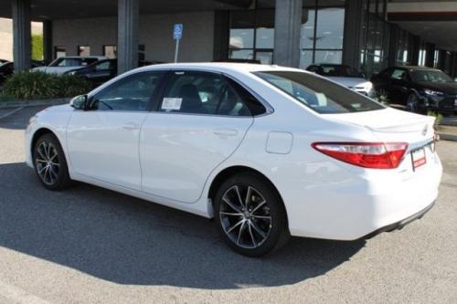 Photo Image Gallery: Toyota Camry in Blizzard Pearl   (070)  YEARS: -