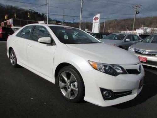 Photo Image Gallery: Toyota Camry in Blizzard Pearl   (070)  YEARS: -