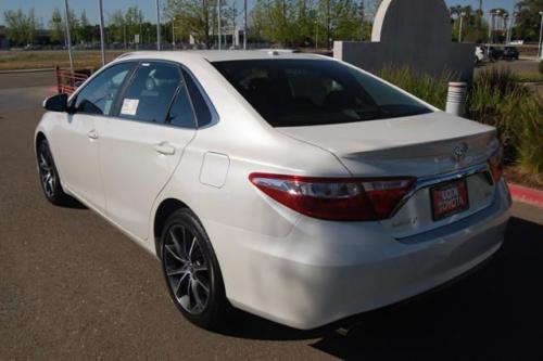 Photo Image Gallery: Toyota Camry in Blizzard Pearl   (070)  YEARS: -