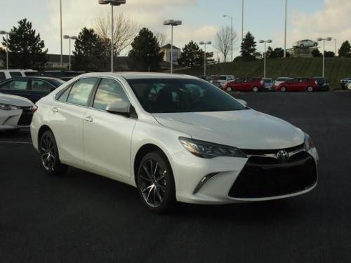 Photo Image Gallery: Toyota Camry in Blizzard Pearl   (070)  YEARS: -
