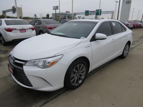 Photo Image Gallery: Toyota Camry in Blizzard Pearl   (070)  YEARS: -