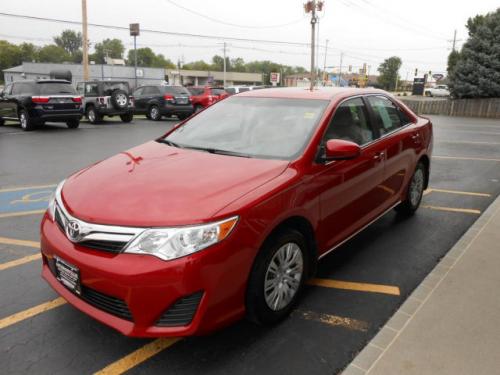 Toyota Camry Barcelona Red 2012: Sebuah Ikon Keanggunan dan Keandalan yang Tak Lekang Waktu