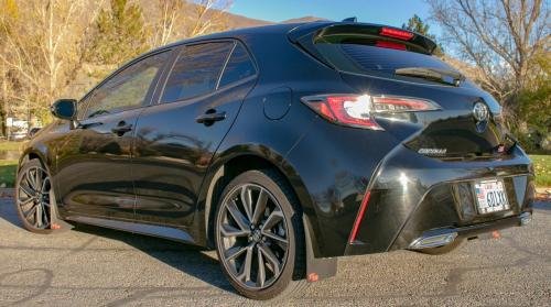 Photo of a 2019-2024 Toyota Corolla in Midnight Black (paint color code 2RC