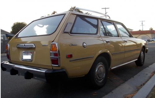 Photo Image Gallery & Touchup Paint: Toyota Corona in Yellow    (528)  YEARS: 1977-1977