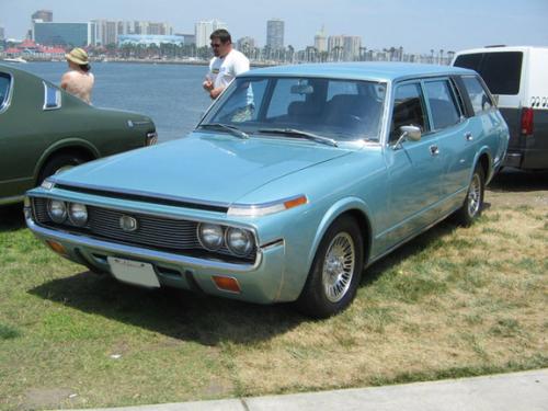 Photo Image Gallery: Toyota Crown in Light Blue Metallic  (XX4)  YEARS: -