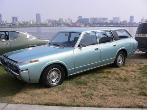 Photo Image Gallery: Toyota Crown in Light Blue Metallic  (XX4)  YEARS: -