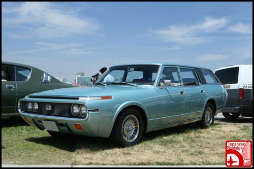 Photo Image Gallery: Toyota Crown in Light Blue Metallic  (XX4)  YEARS: -