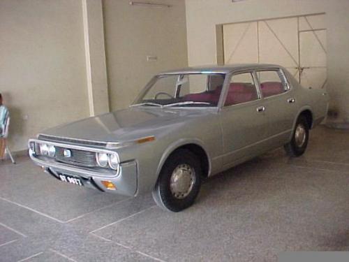 Photo Image Gallery: Toyota Crown in Silver Metallic   (XX5)  YEARS: -