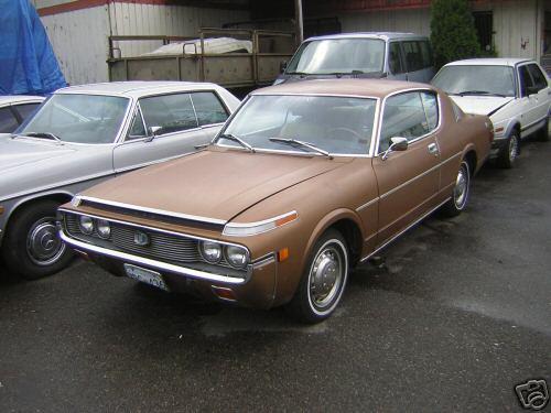 Photo Image Gallery: Toyota Crown in Gold Metallic   (XXX)  YEARS: -