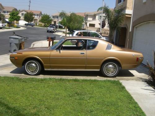 Photo Image Gallery: Toyota Crown in Gold Metallic   (XXX)  YEARS: -