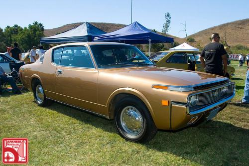 Photo Image Gallery: Toyota Crown in Gold Metallic   (XXX)  YEARS: -