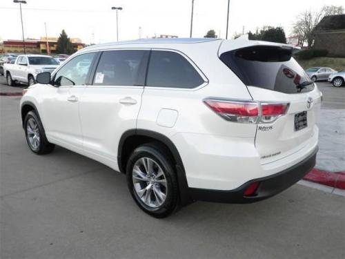 Photo Image Gallery & Touchup Paint: Toyota Highlander in Blizzard Pearl   (070)  YEARS: 2014-2017