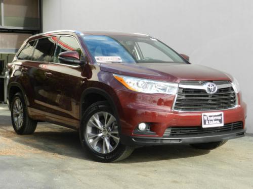 Photo Image Gallery & Touchup Paint: Toyota Highlander in Moulin Rouge Mica  (3T0)  YEARS: 2014-2017