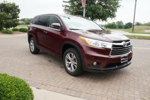 Photo Image Gallery & Touchup Paint: Toyota Highlander in Moulin Rouge Mica  (3T0)  YEARS: 2014-2017