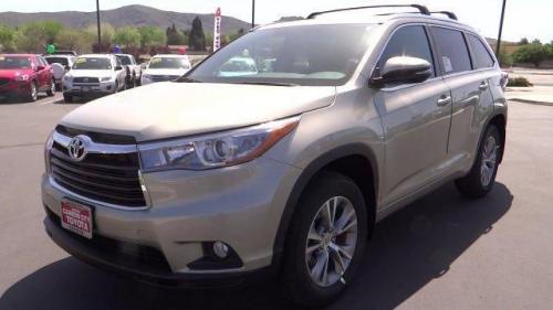 Photo Image Gallery & Touchup Paint: Toyota Highlander in Creme Brulee Mica  (5B2)  YEARS: 2014-2016