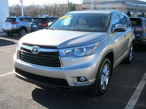 Photo Image Gallery & Touchup Paint: Toyota Highlander in Creme Brulee Mica  (5B2)  YEARS: 2014-2016