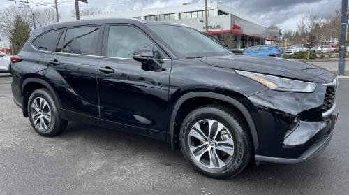 Photo of a 2020-2024 Toyota Highlander in Midnight Black Metallic (paint color code 218