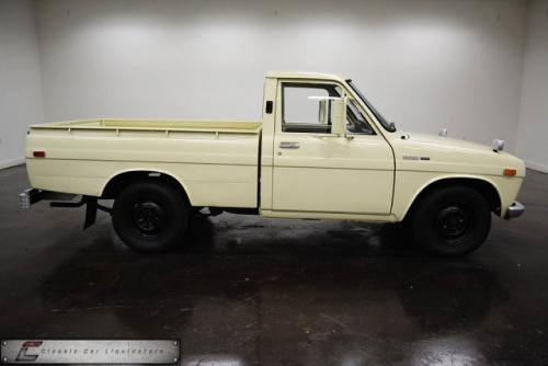 Photo Image Gallery & Touchup Paint: Toyota Hilux in Greenish Yellow   (521)  YEARS: 1969-1972