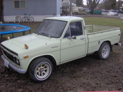 Photo Image Gallery: Toyota Hilux in White    (XX2)  YEARS: -