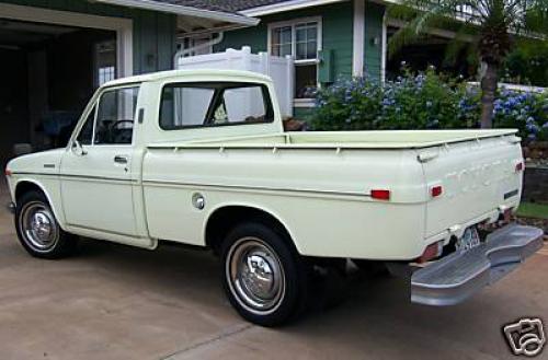 Photo Image Gallery: Toyota Hilux in White    (XX2)  YEARS: -