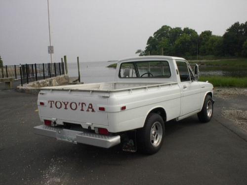 Photo Image Gallery: Toyota Hilux in White    (XX2)  YEARS: -